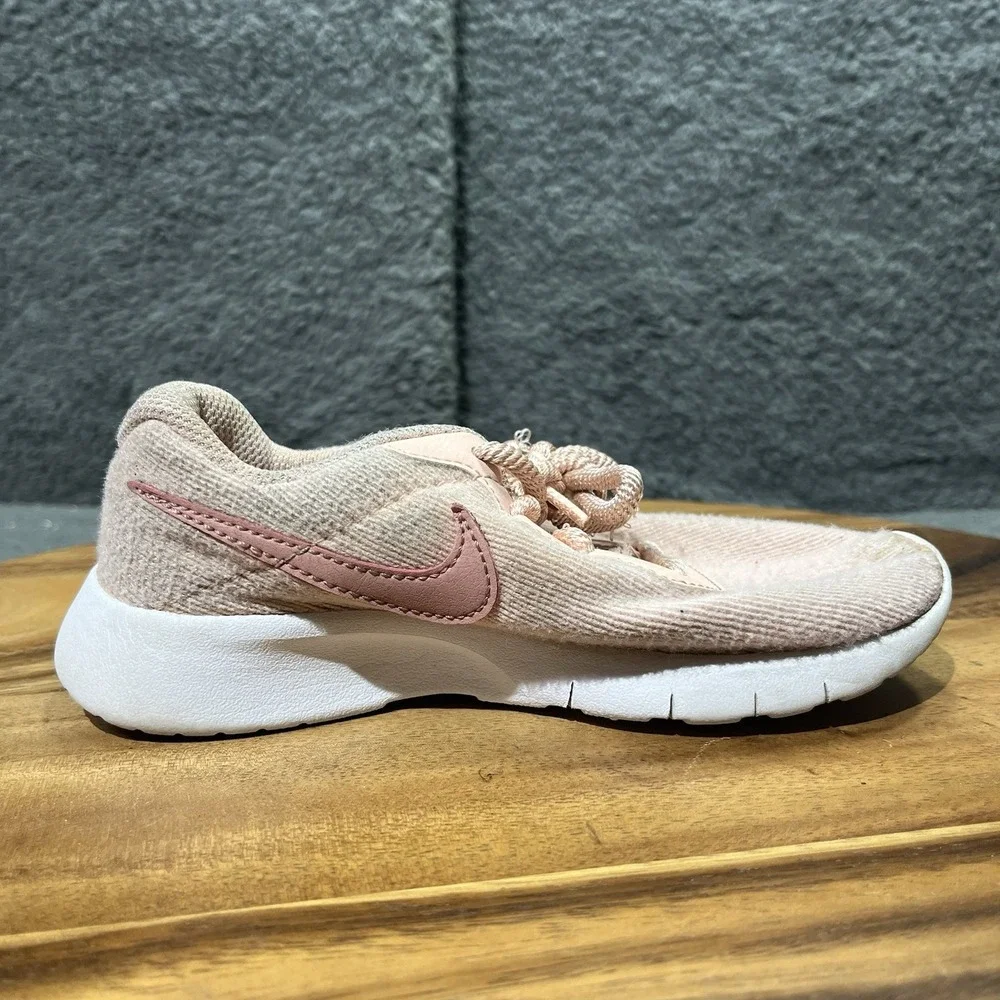 Nike Tanjun Youth Size 11.5C Pink And White Sneakers Shoes‎ Lace Up 859618-603